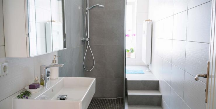 2021-06-comptoir-des-fers-creer-une-salle-de-bains-toute-en-longueur