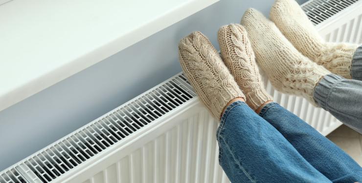 2024-comptoir-des-fers-radiateurs-a-inertie-en-ceramique-ou-en-faonte-lequel-choisir